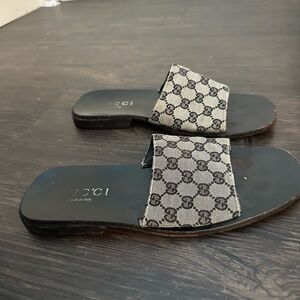 Gucci Women's Black and Cream Patterned Sandals